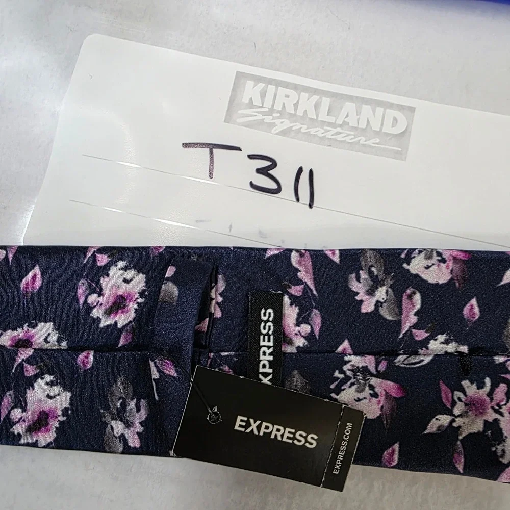 Express necktie features
